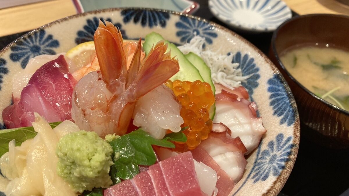 西坂戸団地ショッピングセンターの鮮魚店「鮮太」さんで海鮮丼に舌鼓　～　坂戸まちづくり部　～（2024年9月18日）